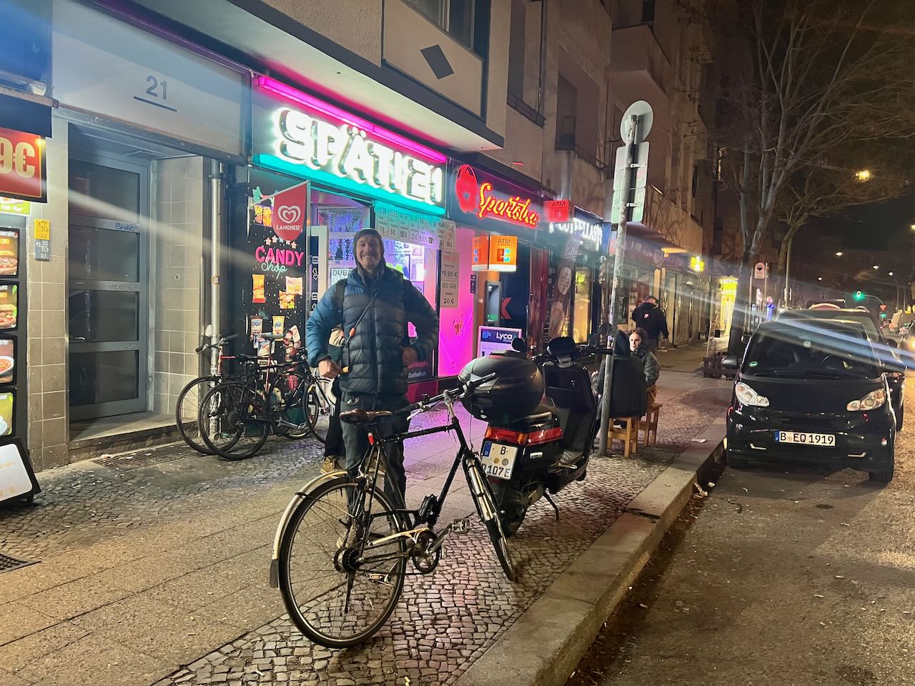 Dave in front of a Späti